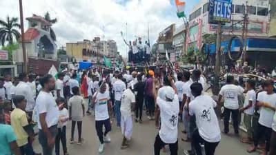 Bardoli : વિશ્વ આદિવાસી દિવસ નિમિતે બારડોલીમાં પરંપરાગત રીતે કાઢવામાં આવી રેલી