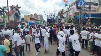 Bardoli : વિશ્વ આદિવાસી દિવસ નિમિતે બારડોલીમાં પરંપરાગત રીતે કાઢવામાં આવી રેલી