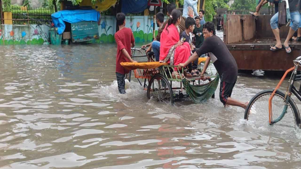 Surat : શ્રમિકોએ શોધ્યો આફતમાં અવસર, પાણીમાં ફસાયેલા લોકોને બહાર કાઢવા 20 થી 50 રૂપિયા લઇ આપી સુવિધા