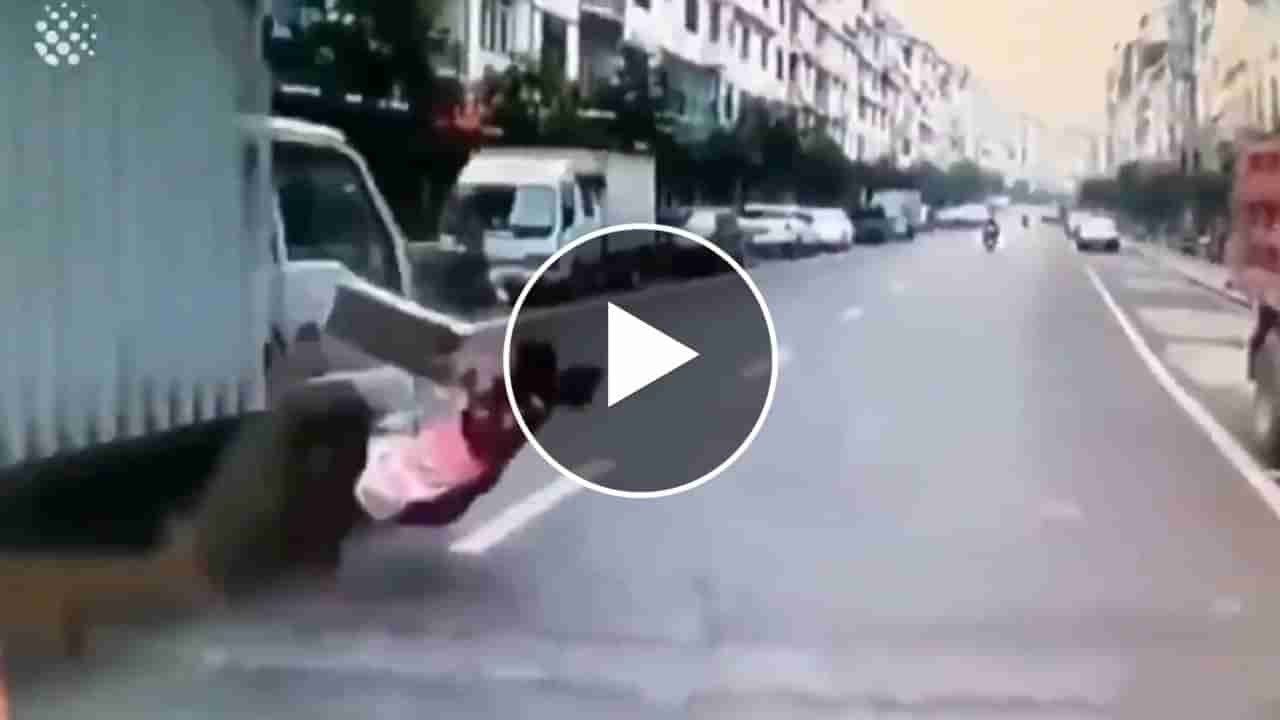 Shocking Video : મોત હાથ તાળી આપીને ગયું રસ્તા પર અચાનક ટ્રકની નીચે આવી ગઈ મહિલા, શ્વાસ થંભાવી દે તેવો Video થયો Viral