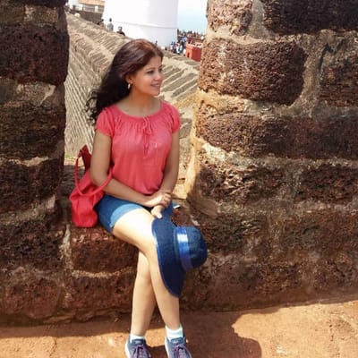 બોલિવૂડમાં સફળ થવા માટે લુકની સાથે જબરદસ્ત એક્ટિંગ પણ આવડવી જોઈએ. પરંતુ જો આવું કરવામાં એક આઈપીએસ અધિકારી સફળ થાય. સિમાલા પ્રસાદ એવા જ એક આઈપીએસ ઓફિસર છે, જેમણે બોલિવૂડ ફિલ્મોમાં પણ કામ કર્યું છે. સિમાલાની સુંદરતા સિવાય તે એક કડક પોલીસ અધિકારી તરીકે ઓળખાય છે, જેનાથી ગુનેગારો ડરતા હોય છે. (Instagram)