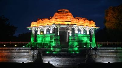 મહેસાણામાં જોવા મળ્યા આઝાદીના રંગ, ત્રિરંગી રોશનીથી રંગાયુ સૂર્યમંદિર, તો ત્રિરંગી લાઈટ સાથે ધરોઈ ડેમનો પણ નયનરમ્ય નજારો