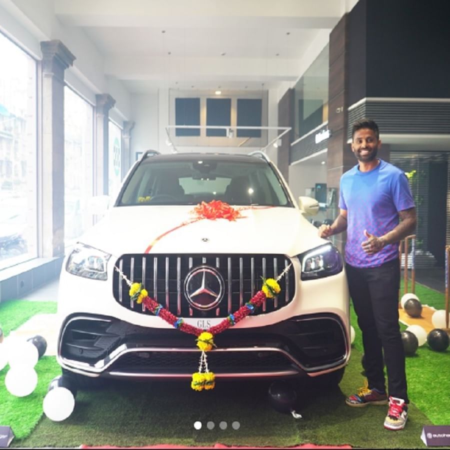 Mercedez-Benz SUV GLS AMG 63 से ठीक 15 दिन पहले सूर्यकुमार ने 3.64 करोड़ रुपये में Porsche Turbo 911 खरीदी थी। 3 अगस्त को उन्होंने इंस्टाग्राम पर कहानी शेयर करते हुए कहा कि कार उनके घर पहुंचने के लिए तैयार है. (ऑटोहैंगर इंस्टाग्राम)