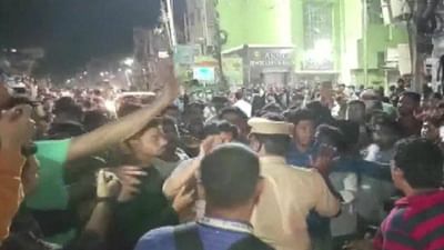 ટી. રાજાના નિવેદન પર હોબાળો યથાવત, આગચંપી બાદ તોફાનીઓએ પોલીસની સામે પોકાર્યા શિરચ્છેદના નારા