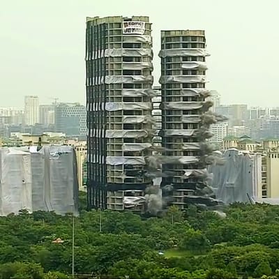 નોઈડાના સેક્ટર-93-Aમાં સ્થિત સુપરટેકના બંને ટ્વિન ટાવર 'એપેક્સ' અને 'સિયાન'ને રવિવારે તોડી પાડવામાં આવ્યા હતા. વિસ્ફોટ પછી થોડી જ સેકન્ડોમાં વિશાળ ઈમારત પત્તાના મહેલની જેમ ધરાશાયી થઈ ગઈ. આ ગેરકાયદેસર રીતે બાંધવામાં આવેલા ટ્વીન ટાવર્સને તોડી પાડવાના સુપ્રીમ કોર્ટના આદેશના એક વર્ષ બાદ આ કાર્યવાહી કરવામાં આવી છે. બંને ટાવરના ડિમોલિશનને કારણે 3,000 ટ્રક કાટમાળ નીકળ્યો છે.