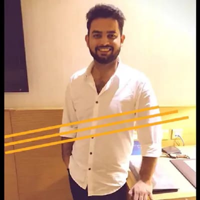 UPSC પરીક્ષા દેશની સૌથી અઘરી પરીક્ષા છે અને તેને પાર પાડવા માટે સખત મહેનતની સાથે ધીરજ રાખવી ખૂબ જ જરૂરી છે. ઘણા એવા વિદ્યાર્થીઓ છે જેઓ એકવાર આ પરીક્ષામાં નાપાસ થયા પછી હતાશ થઈને તૈયારી છોડી દે છે. આવી સ્થિતિમાં Vaibhav Chhabraનું એક નામ સામે આવે છે, જેણે સફળતા મેળવ્યા પછી પણ હિંમત હારી નથી. વર્ષ 2018માં UPSC પરીક્ષામાં 32મો રેન્ક મેળવનારા વૈભવની સફળતાની વાર્તા ઘણી રસપ્રદ છે.
