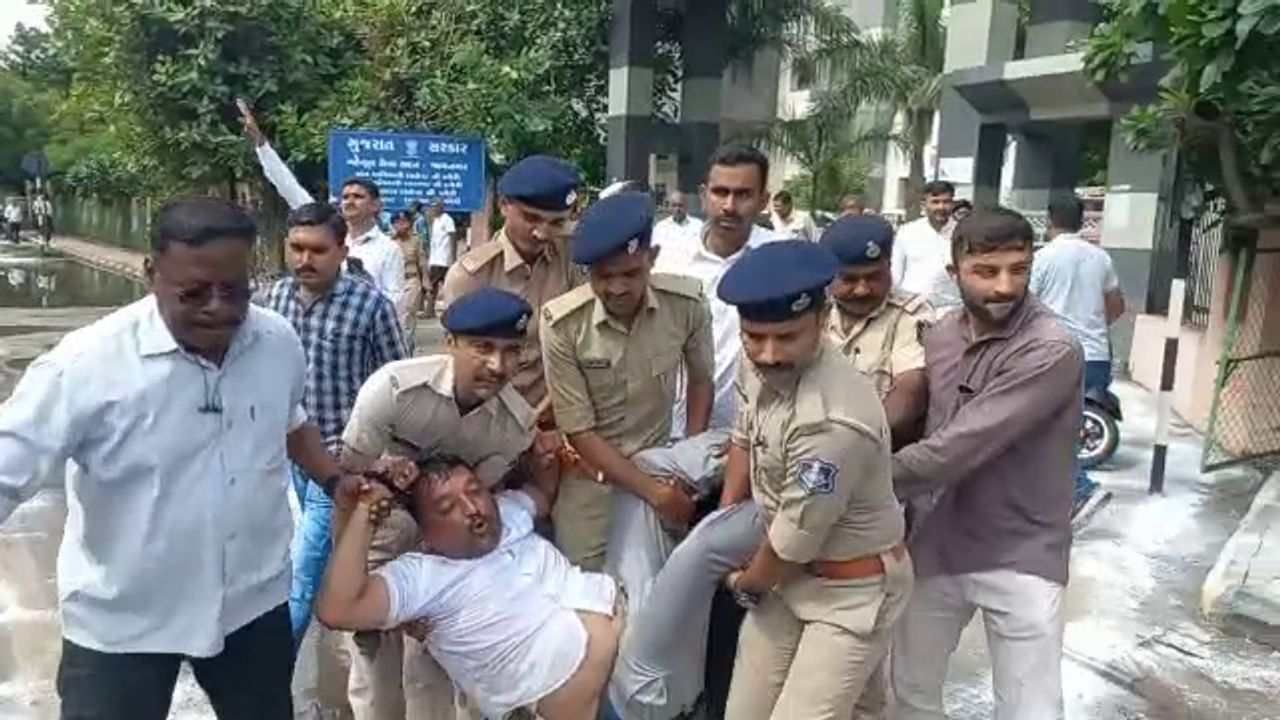 Jamnagar: CMની મુલાકાત સમયે જ કોંગ્રેસના નેતાનો આત્મવિલોપનનો પ્રયાસ, પોલીસે વિરેન્દ્રસિંહ જાડેજાની અટકાયત કરી