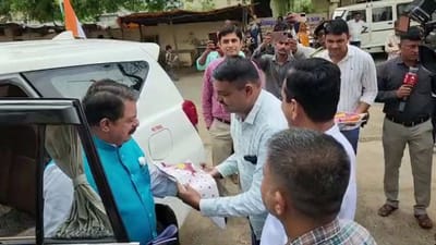 Kheda: માતરના MLA કેસરીસિંહ સોલંકીને મહેસુલ પ્રધાન રાજેન્દ્ર ત્રિવેદીએ જાહેરમાં ખખડાવ્યા, કહ્યુ- કીધુ નથી છતા ક્યાંથી આવી જાવ છો Kheda: માતરના MLA કેસરીસિંહ સોલંકીને મહેસુલ પ્રધાન રાજેન્દ્ર ત્રિવેદીએ જાહેરમાં ખખડાવ્યા, કહ્યુ- કીધુ નથી છતા ક્યાંથી આવી જાવ છો