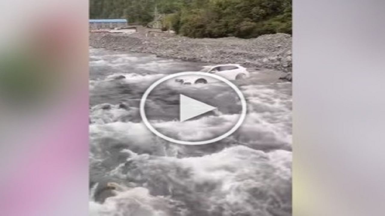 Viral Video: શખ્સે વહેતી નદીમાં ઉતારી કાર, ડ્રાઈવિંગ જોઈ હર કોઈ રહી ગયું દંગ