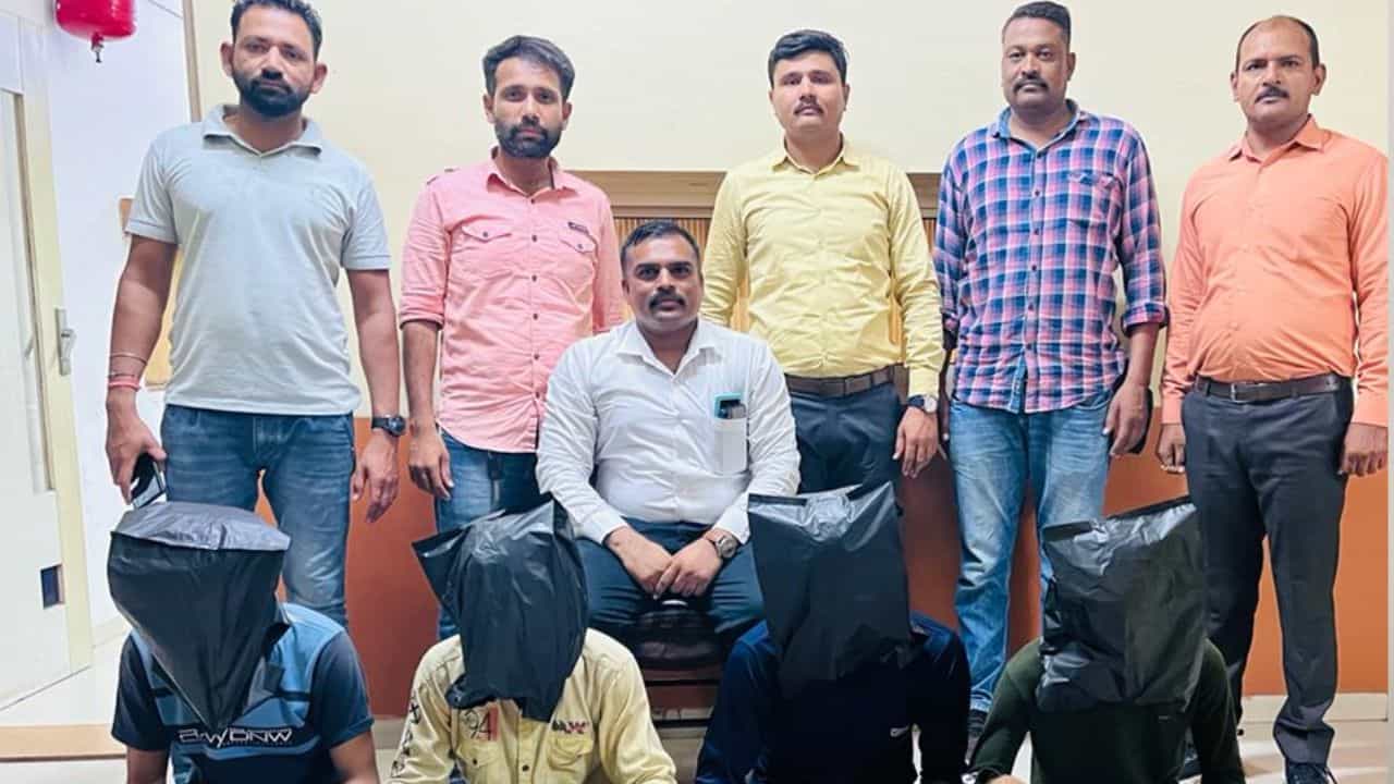 અમદાવાદ અને ગાંધીનગર જિલ્લામાં રાહદારીઓને ટાર્ગેટ કરી ઘાડ-લુંટ કરતી ટોળકી ઝડપાઈ, 4 આરોપીની કરાઈ ધરપકડ