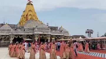 अंबाजी : राजकोट संघ ने 14 दिन की पदयात्रा के बाद पारंपरिक परिधानों में चढ़ाए ढाजा व मांडवी