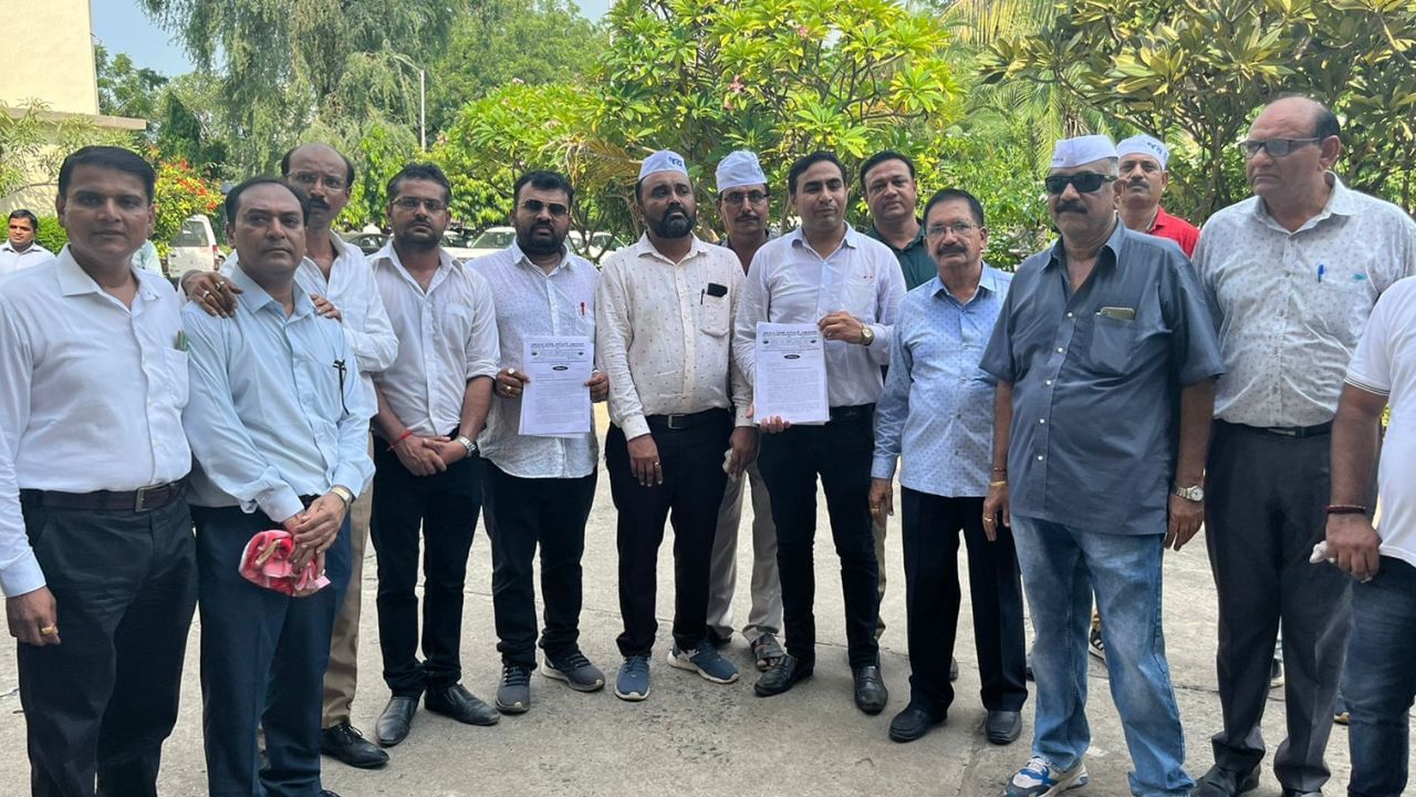 Ahmedabad : જૂની પેન્શન યોજના સહિતના 15 મુદ્દાઓને લઈ કર્મચારીઓ મૌનરેલી યોજી, કલેકટરને આવેદનપત્ર આપ્યું 