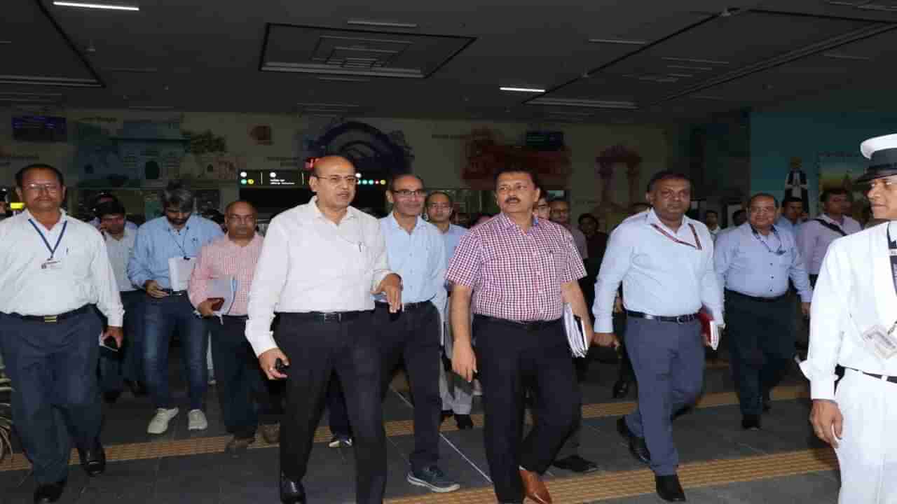 Ahmedabad: રેલ્વે બોર્ડના અધ્યક્ષ દ્વારા ગાંધીનગર રેલ્વે સ્ટેશન અને વંદે ભારત ટ્રેનની કરવામાં આવી સમીક્ષા