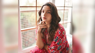 આ દિવસોમાં આલિયા ભટ્ટ તેની તાજેતરમાં રિલીઝ થયેલી અને વિવાદાસ્પદ ફિલ્મ બ્રહ્માસ્ત્રને લઈને ચર્ચામાં છે. બીજી તરફ, તે પોતાની પ્રેગ્નન્સીને લઈને પણ ઘણી લાઇમ લાઈટમાં રહે છે. આ દરમિયાન, અભિનેત્રીએ તેના ઇન્સ્ટાગ્રામ પર તેના કેટલાક ફોટા શેર કર્યા છે, જેમાં તે ખૂબ જ સરળ અને નિર્દોષ દેખાઈ રહી છે.