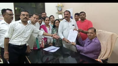 Bhavnagar: વાત સાંભળ્યા વિના જ DDO જતા રહ્યા તો કર્મચારીઓએ ગરબા રમીને કર્યો વિરોધ