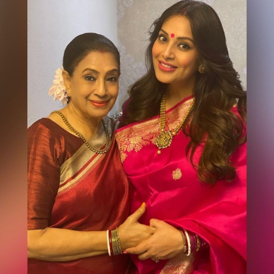 'શાદ' એ બંગાળીઓ દ્વારા ઉજવવામાં આવતી એક સેરેમની છે જેમાં સગર્ભા મહિલાઓને તેમના મનપસંદ ખોરાક સાથે લાડ કરવામાં આવે છે. બિપાશાએ આ પોસ્ટ કરતી વખતે કેપ્શનમાં લખ્યું, 'આમાર શાધ થેન્ક યૂ મા #mamatobe #shaadh #mymommyisthebest.'