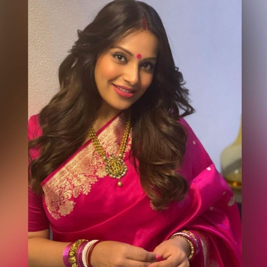 એક તસવીરમાં કરણ સિંહ ગ્રોવરે બિપાશા બાસુના બેબી બમ્પ પર રાખ્યો છે. જ્યારે અન્ય કેટલીક તસવીરોમાં કરણ અને બિપાશા એકબીજા માટે કિસિંગ સ્ટાઈલમાં પોઝ આપતા જોવા મળે છે. આ પ્રકારના અટાયરમાં બંને ખૂબ જ સુંદર કપલ લાગી રહ્યા છે.