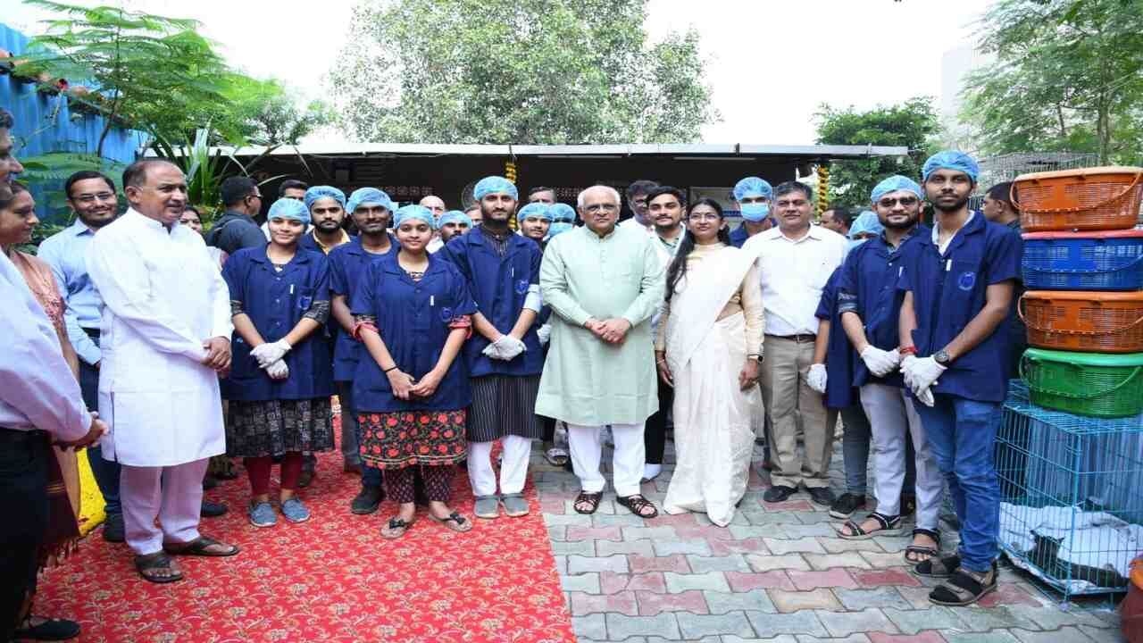 गुजरात के मुख्यमंत्री भूपेंद्र पटेल ने आज अहमदाबाद के बहरामपुरा में श्री दानव फाउंडेशन द्वारा संचालित पशु एवं कुक्कुट उपचार केंद्र का दौरा किया।