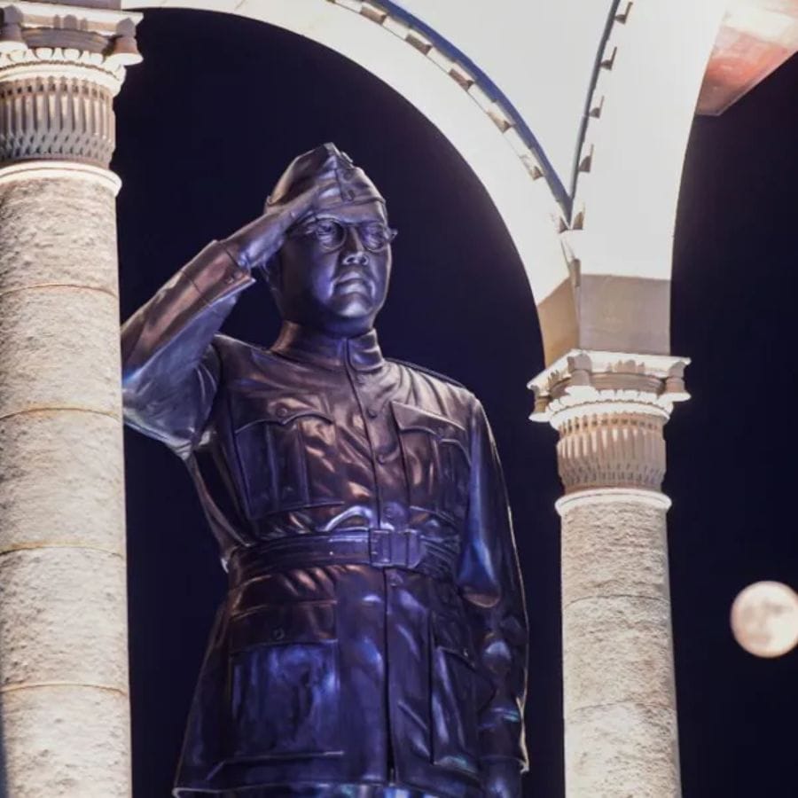 તમને જણાવી દઈએ કે વડાપ્રધાન મોદીએ ગુરુવારે નેતાજીની 28 ફૂટ ઊંચી પ્રતિમાનું અનાવરણ કર્યું, જેનું વજન 65 મેટ્રિક ટન છે.