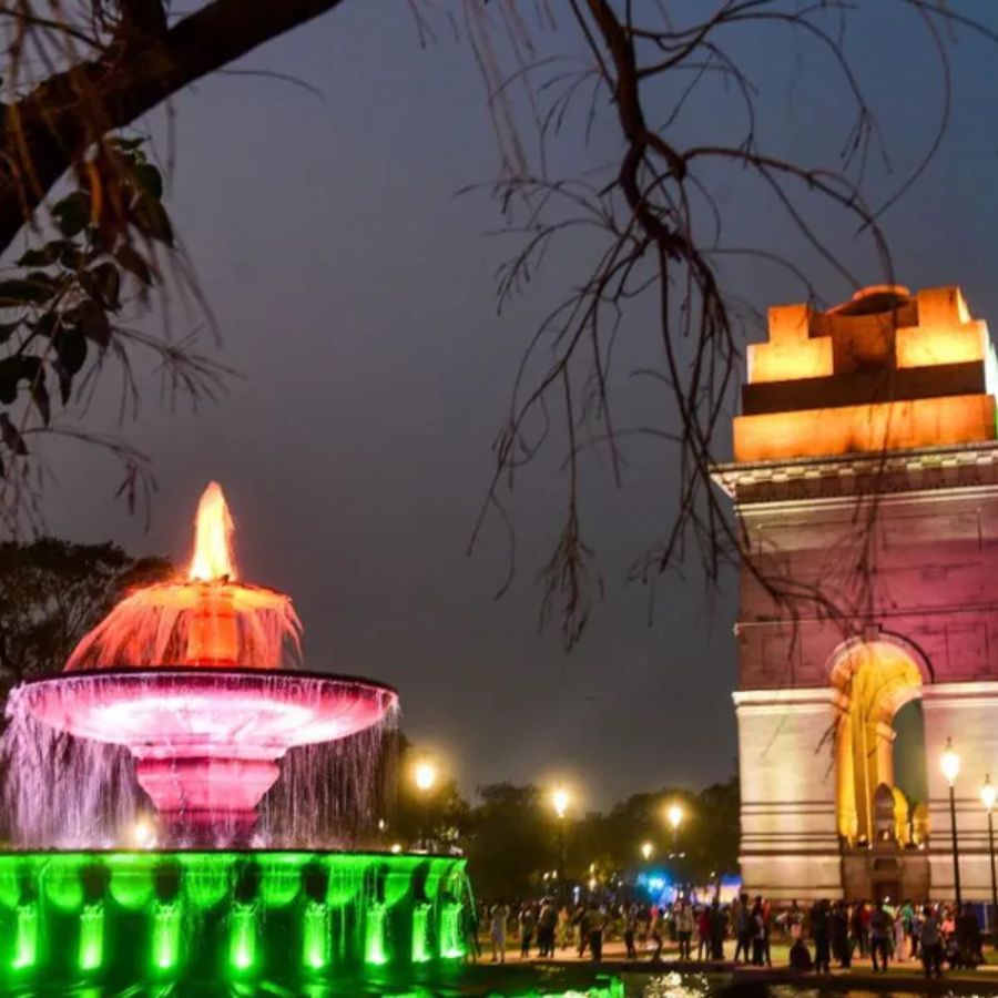 ઈન્ડિયા ગેટ 19 મહિના પછી સામાન્ય લોકો માટે ખુલ્લો મુકાયો છે અને પહેલા દિવસે મોટી સંખ્યામાં લોકો અહીં પહોંચ્યા હતા.
