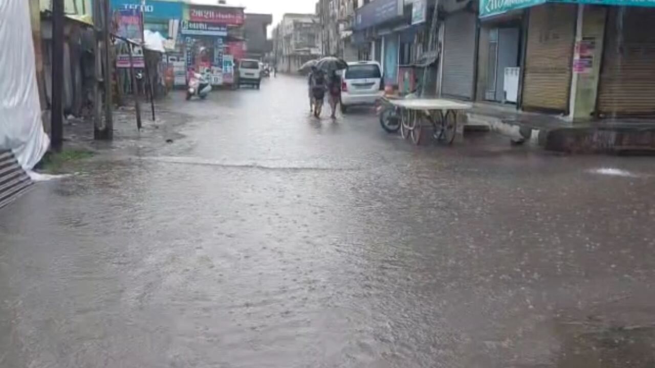 Chota udepur: તમામ તાલુકામાં ધોધમાર વરસાદ, રસ્તા પર પાણી ફરી વળ્યા