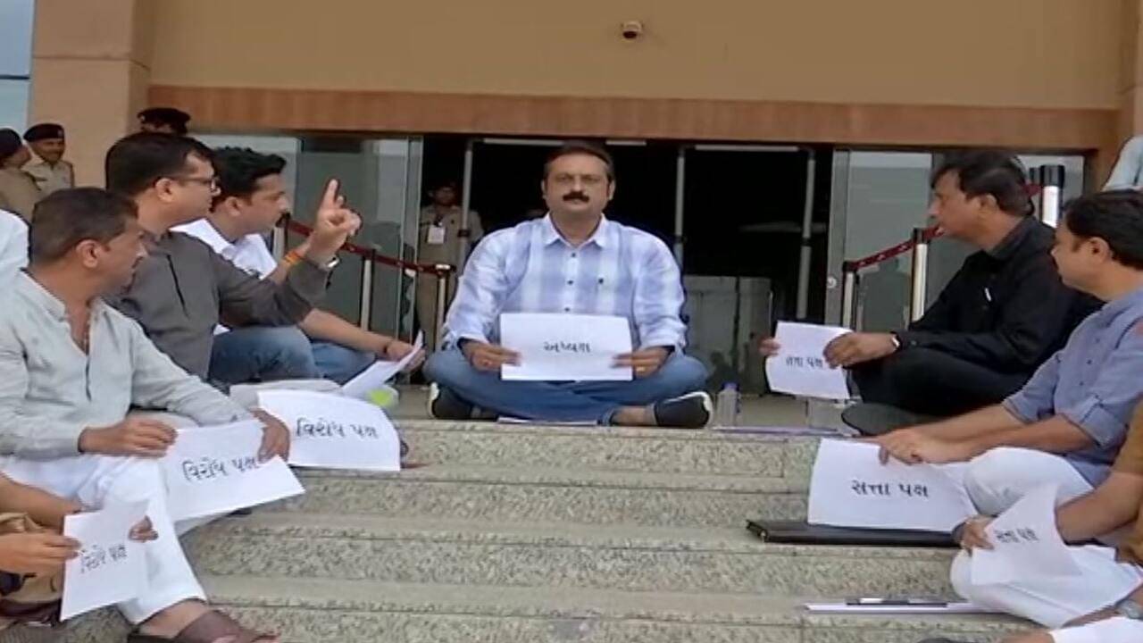 Gandhinagar: વિધાનસભા સત્ર દરમિયાન 15થી વધુ ધારાસભ્યો સસ્પેન્ડ કરાતા કોંગ્રેસના ધરણાં