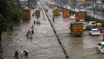 દિલ્હી-NCRમાં વરસાદથી જળબંબાકારની સ્થિતિ, રસ્તાઓ પાણીમાં ગરકાવ, પૂર જેવી સ્થિતિનું નિર્માણ