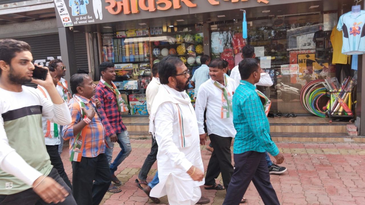 ગુજરાત કોંગ્રેસના બંધને મિશ્ર પ્રતિસાદ, કાર્યકરોએ બળજબરીથી બંધ દુકાનો બંધ કરાવી