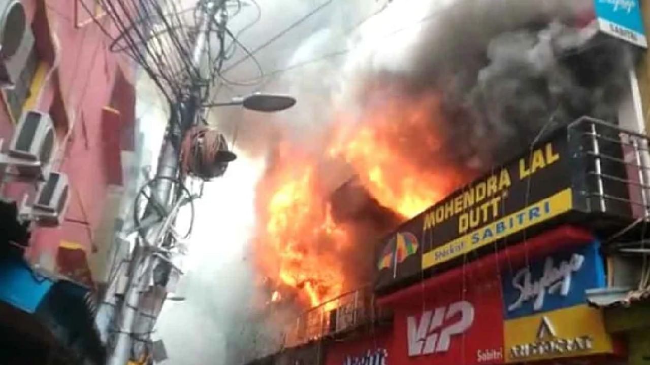 Kolkata: દુર્ગા પૂજા બજાર દરમિયાન દુકાનમાં લાગી ભયાનક આગ, અફરાતફરીનો માહોલ સર્જાયો, જુઓ વિડીયો
