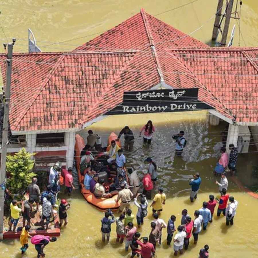 છેલ્લા કેટલાક દિવસથી ભારતનું આઈટી હબ કહેવાતા બેંગ્લોર શહેરમાં ભારે વરસાદને કારણે બધી જગ્યા પાણી ભરાયા છે. જેને કારણે ત્યાંનું જનજીવન અસ્તવ્યસ્ત થયું છે.