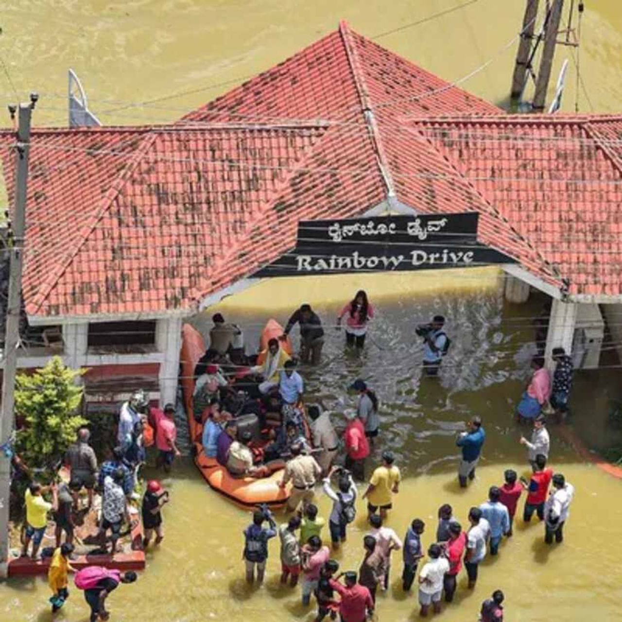 છેલ્લા કેટલાક દિવસથી ભારતનું આઈટી હબ કહેવાતા બેંગ્લોર શહેરમાં ભારે વરસાદને કારણે બધી જગ્યા પાણી ભરાયા છે. જેને કારણે ત્યાંનું જનજીવન અસ્તવ્યસ્ત થયું છે.