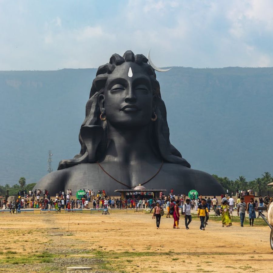 ईशा फाउंडेशन: ईशा फाउंडेशन तमिलनाडु में स्थित है।  यह स्थान कोयंबटूर से 40 किमी दूर है।  यह सद्गुरु का धार्मिक केंद्र है।  यहां आपको आदियोगी बड़ा की मूर्ति भी मिलेगी।  आप यहां बिना पैसे दिए रह सकते हैं।