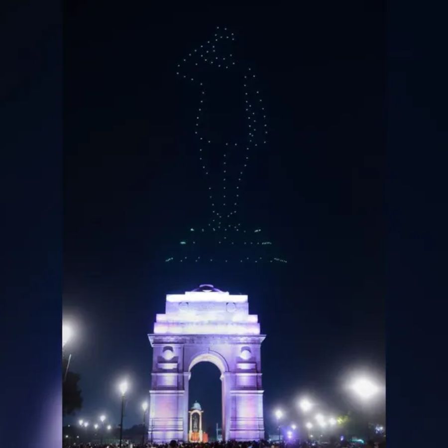 દેશભક્તિના ગીતો સાથે નેતાજી સુભાષચંદ્ર બોજની તસવીર આકાશમાં છવાઈ ગઈ અને લોકો મંત્રમુગ્ધ થઈ ગયા હતા.