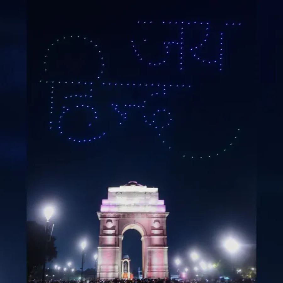 આકાશમાં 100થી વધુ ડ્રોન તસવીરો દ્વારા નેતાજીના જીવનની વાર્તા કહી રહ્યા હતા.