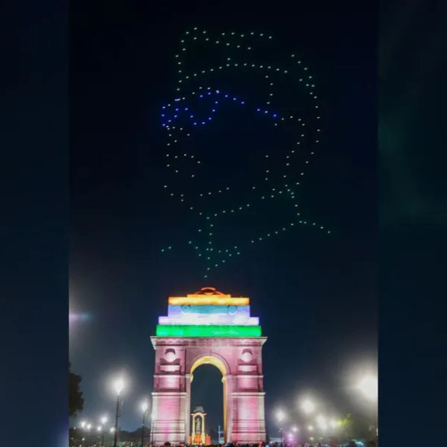 રંગબેરંગી રોશનીઓમાં ડ્રોન્સ દ્વારા નેતાજીના બાળપણના જીવનને તેમના કોલેજના અભ્યાસ, દેશની આઝાદીમાં તેમના યોગદાનને બતાવવામાં આવ્યું હતું.