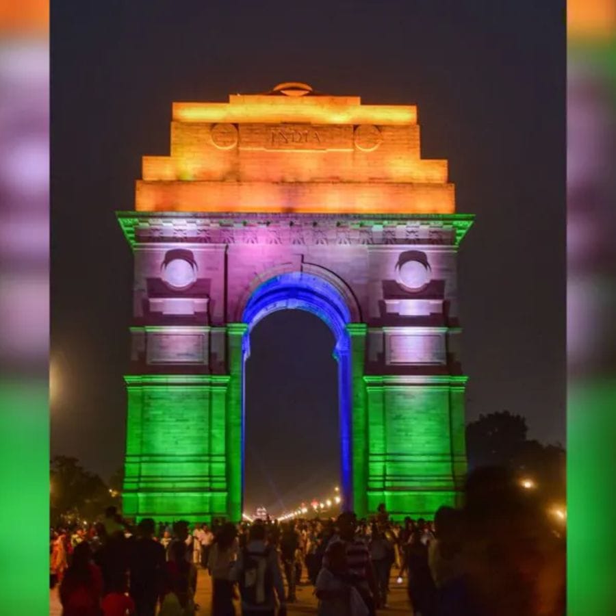 લોકો તસવીરો ખેંચી રહ્યા હતા, વીડિયો શૂટ કરી રહ્યા હતા અને ડ્રોન દ્વારા બનાવવામાં આવતી નેતાજીની તસવીરોનો આનંદ માણી રહ્યા હતા.