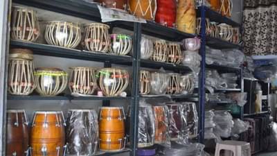 Surendranagar : નવરાત્રિમાં ઇલેક્ટ્રોનિક ઉપકરણોનો વપરાશ વધતા પરંપરાગત વાજીંત્રોના બજારમાં મંદીનો માહોલ