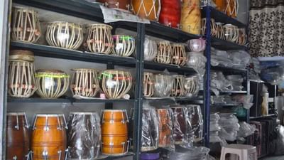 Surendranagar : નવરાત્રિમાં ઇલેક્ટ્રોનિક ઉપકરણોનો વપરાશ વધતા પરંપરાગત વાજીંત્રોના બજારમાં મંદીનો માહોલ