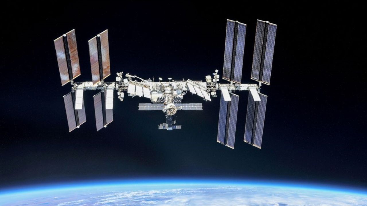 પૃથ્વીની બહાર મનુષ્યોનું ઘર ઈન્ટરનેશનલ સ્પેસ સ્ટેશન છે. તે 1998માં લોન્ચ કરવામાં આવ્યું હતું અને બે દાયકા કરતાં વધુ સમયથી અવકાશમાં છે. અવકાશયાત્રીઓ પણ અહીં અનેક પ્રયોગો કરે છે. સ્પેસ સ્ટેશન દર 90 મિનિટે પૃથ્વીની પરિક્રમા કરે છે. (નાસા)
