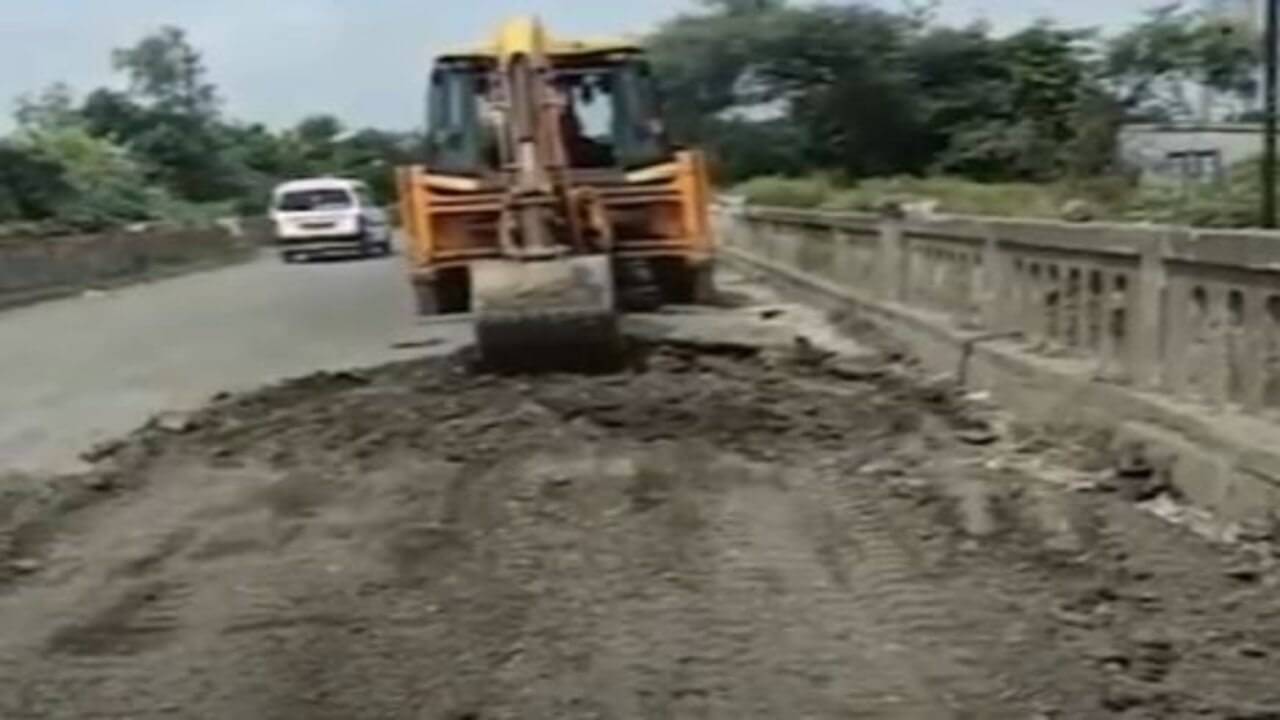 Rajkot : આખરે ઊંઘતું તંત્ર સફાળુ જાગ્યુ ! ભાદર નદીના જર્જરિત પુલની કામગીરી યુદ્ધના ધોરણે શરૂ કરાઈ