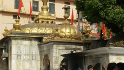 નવરાત્રી દરમિયાન લોકો દેવી દુર્ગાના 9 સ્વરૂપોની પૂજા કરે છે. જો કે, દેશભરમાં દેવી માતાના ઘણા પવિત્ર સ્થાનો છે. પરંતુ આજે અમે તમને મા દુર્ગાના 5 પ્રખ્યાત મંદિરો વિશે જણાવીએ છીએ. એવું માનવામાં આવે છે કે આ મંદિરોમાં માતાના દર્શન કરવાથી જ ઈચ્છિત ફળ પ્રાપ્ત થાય છે.