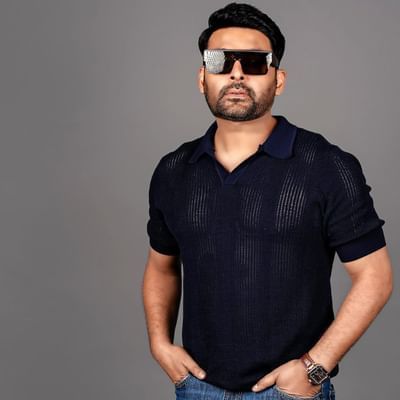 કોમેડિયન કપિલ શર્માએ હાલમાં તેનું ટ્રાંસફોર્મેશન કરાવ્યું છે. ત્યારબાદ તે એક અલગ જ લુકમાં જોવા મળી રહ્યો છે. તેમણે પોતાના આ લુકનો ફોટો ઈન્સ્ટાગ્રામ અકાઉન્ટ પર શેર કર્યો છે. બ્લૈક કલરન ટી-શર્ટ અને બ્લુ જીન્સમાં કપિલ કુલ ડુડ લાગી રહ્યો છે.