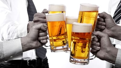 લોકો ઘણીવાર આલ્કોહોલને અનુભવ તરીકે શરૂઆત કરે છે. પરંતુ ધીમે ધીમે તેઓ આલ્કોહોલની આદત પડી જાય છે. એક્સપર્ટસ્ કહે છે કે જો કોઈ વ્યક્તિ લગભગ 10 વર્ષ સુધી દરરોજ 80 મિલી આલ્કોહોલ પીતો હોય તો આ પ્રમાણ ઘણું વધારે છે. આ આલ્કોહોલિક હેપેટાઇટિસ અને સિરોસિસનું જોખમ અનેક ગણું વધારે છે.