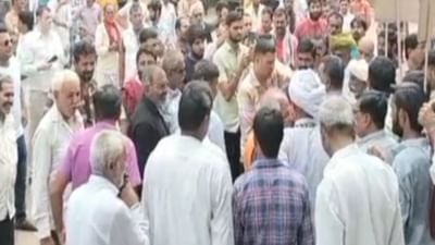 Botad : ગૌચર પરના દબાણ દૂર ન કરાતા માલધારી સમાજ આકરા પાણીએ, સુત્રોચ્ચાર કરી નોંધાવ્યો વિરોધ