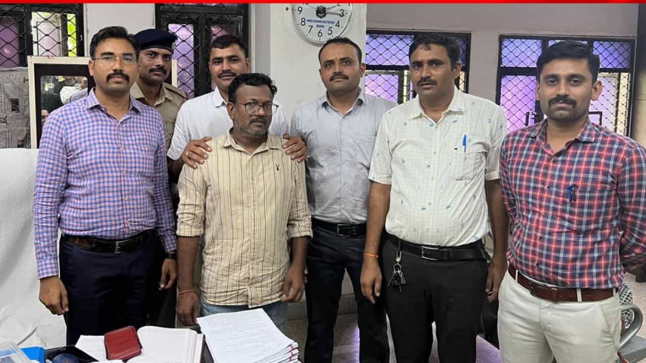 Surat: મહિધરપુરા પોલીસ 10 મિનિટમાં સ્ટેશન પર પહોંચી આપઘાત કરવા જતાં આંગડિયા કર્મચારીને બચાવ્યો, બાદમાં પરિવાર સાથે કરાવ્યું મિલન