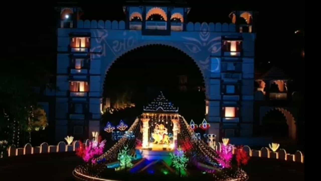 PM Modi ની અંબાજી મુલાકાત લઇને મંદિર પરિસર અને શહેર રોશનીથી શણગારાયું