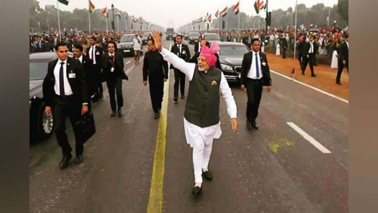 भारत ही नहीं दुनिया के अग्रणी नेताओं में शुमार प्रधानमंत्री नरेंद्र एक खास वजह से युवाओं के बीच मशहूर हैं.  पीएम मोदी एक स्टाइल आइकन भी हैं और इसका सबूत उनका बेहतरीन फैशनेबल लुक है। 