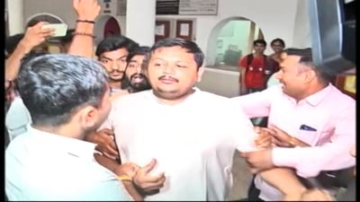 Rajkot: બંધના એલાન અંતર્ગત NSUIએ કોલેજ કરાવી બંધ, વિરોધ પ્રદર્શન કરતા NSUIના કાર્યકરોની પોલીસે કરી અટકાયત Rajkot: બંધના એલાન અંતર્ગત NSUIએ કોલેજ કરાવી બંધ, વિરોધ પ્રદર્શન કરતા NSUIના કાર્યકરોની પોલીસે કરી અટકાયત