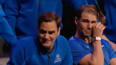 રોજર ફેડરરે ટેનિસ કોર્ટને અલવિદા કહ્યું. તેણે તેની છેલ્લી મેચ લેવર કપના કોર્ટ પર રમી હતી. ખાસ વાત એ છે કે મેન્સ સિંગલ્સના આ તાજ વગરના રાજાએ તેની છેલ્લી મેચ ડબલ્સ વર્ગમાં રમી હતી, જેમાં તે સ્પેનના રાફેલ નડાલ સાથે રમતા જોવા મળ્યો હતો.