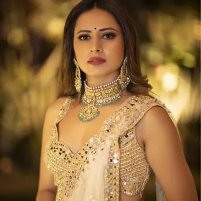 સરગુન મહેતાએ ટેલિવિઝન ઈન્ડસ્ટ્રીથી લઈને પંજાબી ઈન્ડસ્ટ્રીમાં ઘણું નામ કમાવ્યું છે. પંજાબી ઈન્ડસ્ટ્રીમાં તેણે ઘણા સુપરહિટ મ્યુઝિક વીડિયોમાં કામ કર્યું છે. હવે અભિનેત્રીએ તાજેતરમાં જ અક્ષય કુમારની ફિલ્મ કઠપુતળીથી બોલિવૂડમાં ડેબ્યુ કર્યું છે. આજે અભિનેત્રી પોતાનો જન્મદિવસ ઉજવી રહી છે. જાણો તેમના જીવન સાથે જોડાયેલી કેટલીક ખાસ વાતો.